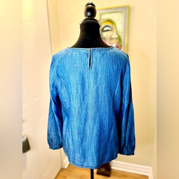 Talbots intricate lace yolk Tencel blouse, button cuffs,keyhole back button  🩵 - Picture 4 of 10